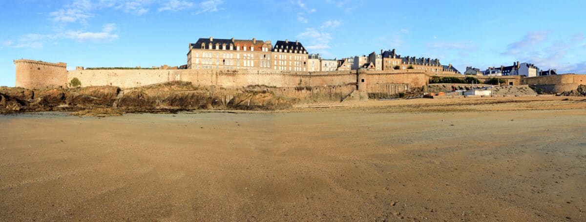 The beach and the ramparts of Saint Malo.France