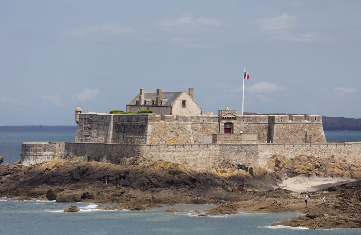 Fort on tidal island Petit Be in Saint-Malo